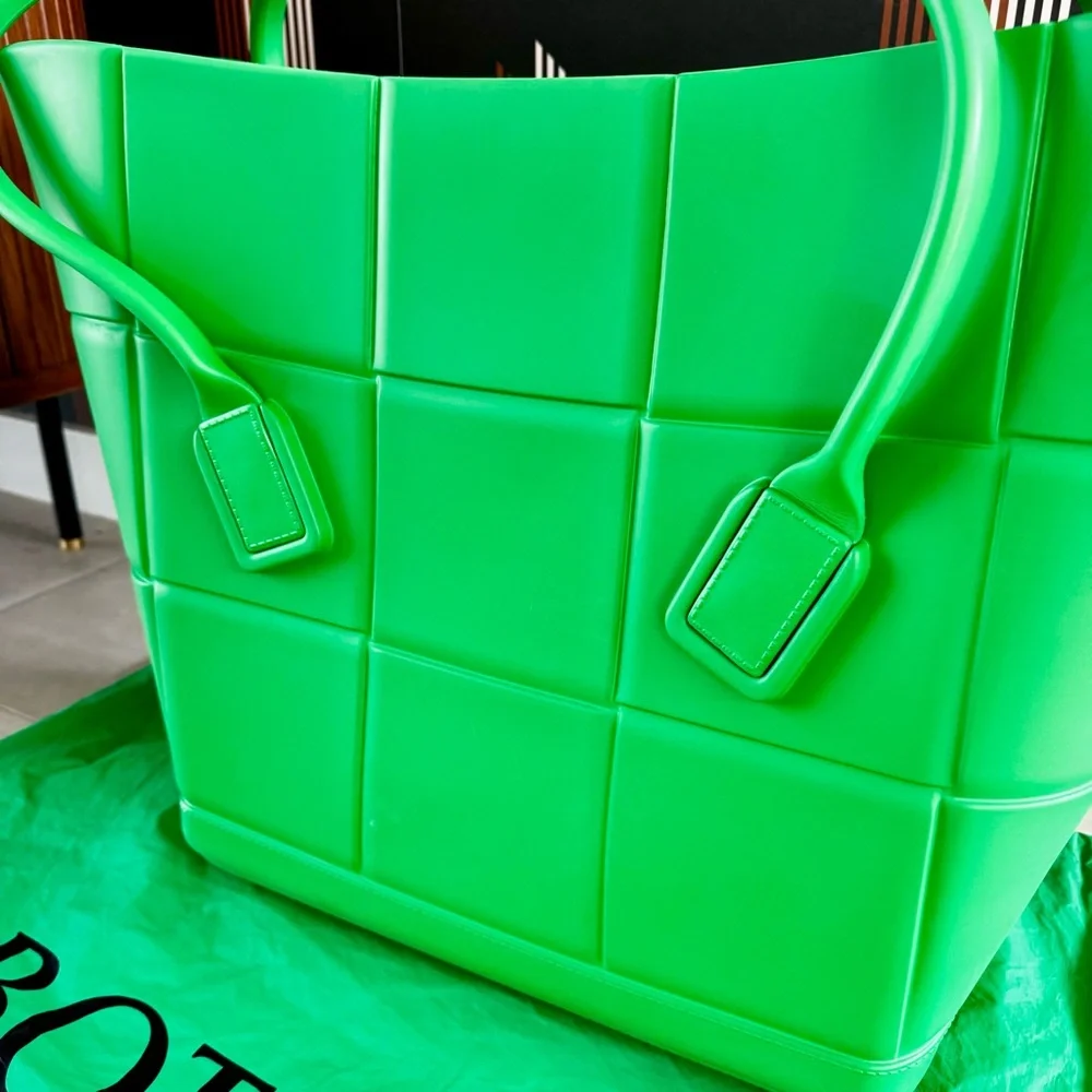 💚 Bottega Veneta Large Arco Rubber Tote Bag – Parrot Green 💚